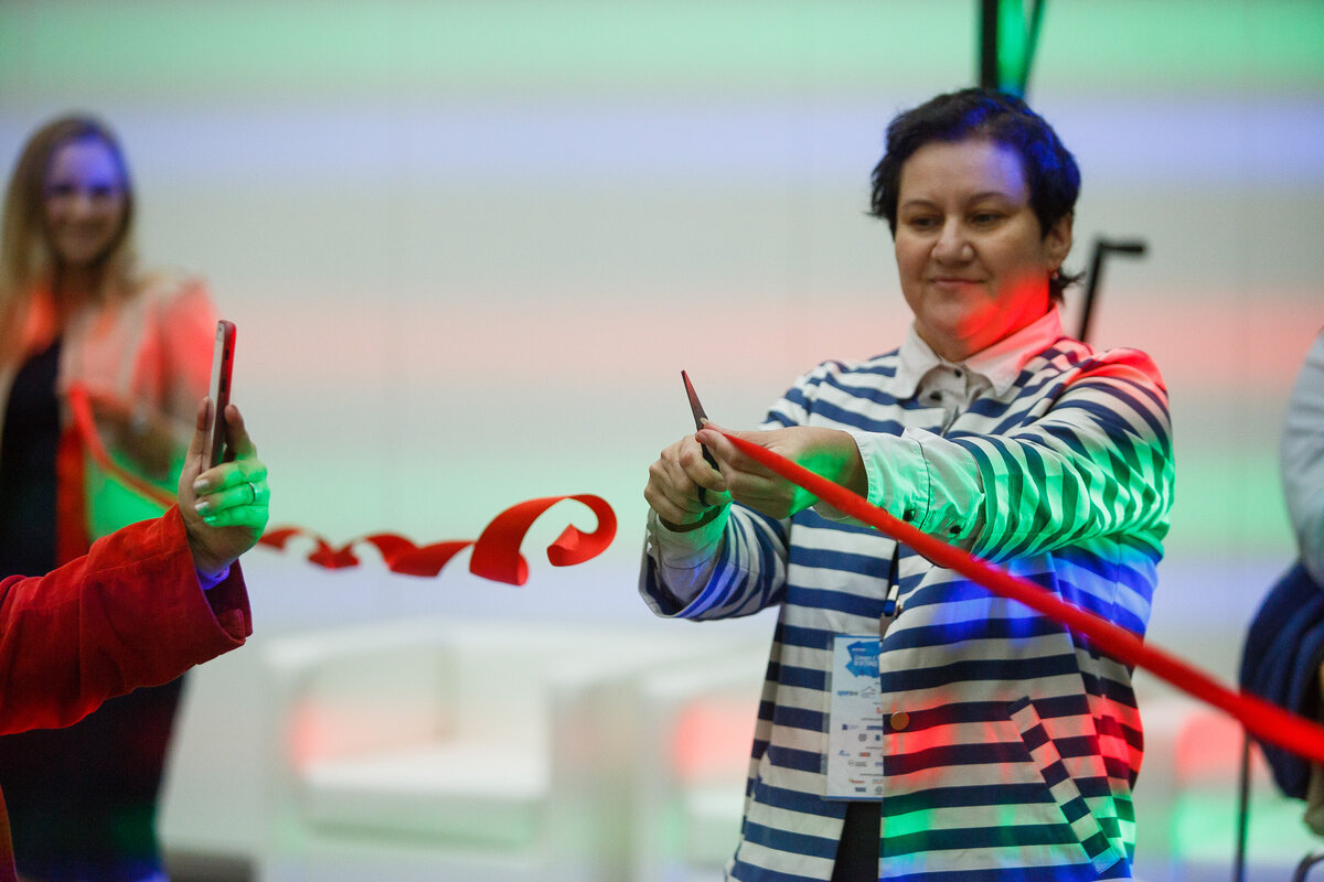 Один из организаторов, Светлана Данилина (Sport В2В) открывает форум. 