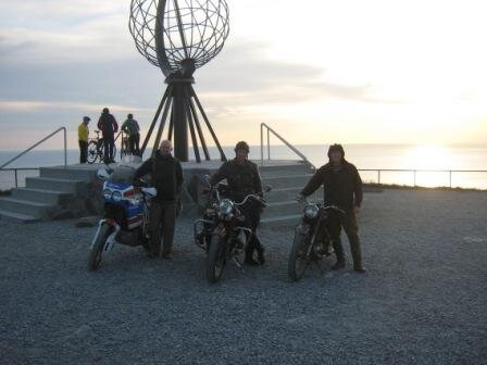 Нордкап (англ. North Cape, норв. Nordkapplataet) — мыс на острове Магерё на севере Норвегии, в коммуне Нордкап. Высота мыса 307 м, считается самой северной точкой Евросоюза и Европы в целом.

Участники: Сергей «Друг» Шеставин и Виталий Свирчевский. 
Точка старта: нулевой километр г. Курска (Красная Площадь).
Дата старта: 22 июня 2013 г. 04:00 утра МСК.
Расстояние до мечты и обратно: 6500 км, с учетом посещения дополнительных интересных мест.
Цель: побывать на краю земли.
Техника: «ИЖ-49» (1951 г.в.) и «Урал» (1990 г.в.).

Первый шаг к нашему «долгому» пути родился на задворках сознания, слегка затуманенного сизостью самогона. Как-то осенним погожим днем, вдоволь накатавшись на эндуриках вокруг родного города, я и Сергей Шеставин («Друг») выбрали конечной точкой гостеприимный шалаш Жени «Художника». Гостеприимство Евгения в виде свежевыпеченного хлеба и свежеизготовленного самогона раскрыло наше сознание и направило нить беседы в дальние дали, кои уже удалось каждому из нас посетить. Длительные споры о том, куда и на чем стоит съездить, закончились серегиной репликой о его давней мечте: совершить путешествие на мотоцикле «ИЖ-49», но не куда-нибудь, а именно на край света! Краем света в данном случае был обозначен мыс Нордкап. Несмотря на «топливо» внутри организма, по коже пошли крупного размера мурашки от одной только мысли, каким «простым» может оказаться воплощение этой идеи.

Набрызгавшись «дихлофосом» и тем самым усмирив кожных насекомых, я пустил в голову всякого рода авантюрные мысли. Начинались они так: «А что если?», «6500 км не так уж далеко», «Советский мотоцикл!?», «Много запчастей и инструмента», «Ведь не доедет!», «А, была не была!».
— Серега!
Мозг слышит как язык, живущий в данный момент отдельной жизнью, произносит слова:
— Я с тобой поеду...
Далее началась рутинная подготовка к путешествию. Предстояло найти советского производства мотоцикл. Привести его в боеспособное состояние. Собрать комплект запасных частей, которые, возможно, потребуются в дороге. Выбор, которому помог случай, пал на мотоцикл моего хорошего друга Коли «Жеребенка». Им оказался «Урал», свежевыкрашенный, модернизированный и требующий лишь окончательной «полировки напильником». Близился день икс. Визы в паспортах польские. Ген. доверенности на мотоцикл нет (собственник живет в Ульяновске). Все это ерунда, думал я, сверяясь со списком необходимого и заталкивая поршни, тросики, спальник и прочее барахло в объемные кофры мотоцикла.

г. Курск. 22 Июня. 4 часа утра. 0 километр.

У места старта собралась компания из молодых и не очень людей на мотоциклах. По белым платочкам сразу видно — провожающие. Рожи хитрые, понятно, ставки о продолжительности нашего пути уже сделаны. Финальная проверка увязки скарба. Коллективное фото на память. Ключ на старт. От винта!

Два часа пути — полет нормальный. Скорость движения 40-50 км/ч. Крейсерская для «ИЖа» и убийственно убаюкивающая для водителя «Урала». Двухтактный выхлоп усиливает состояние «общего наркоза». Такого количества кофе, как в этой поездке, мне бы и за всю жизнь не выпить! И вот на границе Орловской и Курской областей «ИЖ» глохнет. Причина найдена быстро: закидало свечу. Быстро устраняем неисправность и берем курс на север.

В голове хмурые мысли о частоте остановок по причине вышедшей из строя техники. Насколько сильно они могут выбить нас из графика? Эти мысли со временем трансформировались в легкую шизофрению, которая заставляла вслушиваться в звуки мотоцикла и при появлении нового, ранее не слыханного, гадать, за каким же поворотом эта авантюра завершится.

Забегая вперед рассказа: где-то в Норвегии я со своим мотоциклом уже порядочно разговорился, беседы велись как на высокие, так и на приземленные, чисто мужские темы. Но всегда начиналась с моей просьбы: «Старина, довези, а?»...

Планируя поездку, мы рассчитывали проезжать порядка 500 км в день. Но только теперь, проводя целый день в «седле» совнархозов, мы смогли в полной мере ощутить, насколько нелегко будет преодолеть оставшиеся 6000. В Наро-Фоминске нас ждало радушие и гостеприимство серегиного папы, так что поспать этой ночью особо не довелось. Рано утром два друга-китайских пчеловода, оседлали своих железных коней и двинулись в путь. Впереди нас ждал один из самых напряженных перегонов, трасса Е105 Москва — Питер. Фуры, полчища фур, орды грузовиков курсируют между двумя столицами 24 часа в сутки 365 дней в году. Два тихоходных мотоцикла то и дело чуть не выбрасывало с дороги мощной воздушной волной от пролетевшего мимо грузовика. Приходилось крепче сдавливать булки, прижиматься к корявой обочине и молиться, что водила грузовика, летящего тебе в спину, хорошо спал этой ночью. Чем дальше мы продвигались на север, тем длиннее становился световой день.

Когда лежали в палатке под Питером, перед глазами носилась бесконечная вереница фур, да и северные «белые ночи» явно не способствовали здоровому сну. Легкий завтрак, осмотр техники, и мы снова в седле. В вечерних планах маячил город Петрозаводск, путь к которому пролегал по живописнейшим местам и гладким как стекло дорогам республики Карелия. Тридцать восьмая чашка кофе, выпитая на заправке, опять не подействовала.

Могучие, карельские сосны клонило к земле, от раздающегося с двух мотоциклов храпа. Слегка обалдевшие от чистейшего воздуха, поздно вечером (хотя в середине лета в тех краях хрен разберешь, поздний вечер сейчас или раннее утро) двое в костюмах летчика и танкиста молодых людей, въехали в город Петрозаводск. Автомобилисты приветствовали участников пробега Курск — Нордкап сигналами клаксонов, прохожие просто шарахались в стороны, видимо, подозревая, что где-то позади движется колонна бронетехники. Ох уж этот кофе! Чего только от него не привидится!

Получасом позже нас встречал Андрей — большой поклонник Honda Africa Twin, самодельного абсента, и любитель прохватить невзначай на мотике пару тысяч километров за один присест.

За ужином мы обсудили предстоящий перегон Петрозаводск — Мурманск. Андрей сказал, что составит нам компанию и еще раз с радостью посетит гостеприимную Норвегию с ее великолепным мысом Нордкап. Несколько позже было принято решение отклониться от первоначального маршрута и проникнуть на «вражескую территорию» через Финляндию. Основным аргументом, послужили Андрюхины убеждения в том, что проходить финскую и норвежскую таможню — это «две большие разницы».

Напомню, что в наших паспортах стояли хоть и Шенгенские, но все же польские визы. В Финляндию, как выяснилось, жители приграничных городов ездят как к себе на дачу, по поводу и без. Именно поэтому шансов «перевалить за бугор», используя Финскую таможню, было гораздо больше.

Дорога от Петрозаводска до Костомукши порадовала нас как идеально ровными, прямыми «прострелами», так и спецучастками, на которых мотоциклы испытывали позвоночники и задницы седоков на прочность. Ночевка состоялась в лесу, чему карельские комары-мутанты были несказанно рады. Полезный совет отъезжающему на север: не берите с собой противокомариный спрей. На местных насекомых он не действует, а объем в багаже занимает. Злые, покусанные, не спавшие, оседлали мы «коней» и через два часа наблюдали с пригорка за происходящим на российско-финской границе.

На удивление, пересечение пограничного кордона заняло всего час. Русские погранцы, сделав пару фото на память, поинтересовались, не везем ли мы в своих мотоциклах чего запрещенного или лишнего алкоголя. Наши закопченные рожи расплылись в улыбках, а взоры уткнулись в магазин с надписью Duty Free. Погранцы больше вопросов задавать не стали, поставили штампы и пожелали хорошей дороги. Следующая опасность заключалась в том, что у финнов возникнет интерес по поводу экологичности нашей техники. В этом отношении «ИЖ-49» со своей дымовой завесой и капающим из глушаков маслом был весьма неубедителен. Урал, из-под сальников которого тоже уже порядком капало, также не претендовал на звание экологичного транспорта. У финского пограничника, вопрос возник только один... «Урал»? Спросил он тыча пальцем в «ИЖа». Неее, крутим головами мы, — вот «Урал». Прыгаем на кикстартерах и скрываемся из виду в клубах сизого, двухтактного дыма.

Финляндия, является мечтой любого рыбака. Огромное количество водоемов, вместо хлеба в магазинах рыболовные снасти, лодки на прицепах явились тому живым доказательством. Очень удивило малое количество большегрузного транспорта и обилие кемперов, иногда напоминавших целую усадьбу. Среднестатистический водила кемпера — это дедушка лет эдак за 60. Рядом неизменная спутница жизни, теперь уже бабушка. Внутри кемпера обязательно путешествует пес, но чаще даже несколько. Обилие оборудованных стоянок-кемпингов, на которых можно встать за сравнительно небольшую плату, делают перемещение по стране комфортным и безопасным. Несмотря на полярный день, мы практически не видели автомобилей на дорогах после 22 часов. Для таких бродяг, как мы, в ассортименте придорожных кемпингов всегда находился щитовой домик на четыре персоны, в котором есть полки-кровати, обогреватель и нехитрая кухонная утварь. Душ, туалет на улице. Цена такого постоя, варьировалась от 30 до 50 евро.

Дороги ближе к северу по качеству покрытия становились несколько хуже. Появлялись грузовики с прикрепленным по ширине всей морды «кенгурятником». Знак 1.22 «животные на дороге» прибит чуть ли не к каждому столбу. Пахло Санта-Клаусом! Ба, да это же Лапландия! Однажды впереди идущие автомобили начали резко останавливаться и что-то объезжать. Отсутствие нормальных тормозов вызвало выброс адреналина в кровь. Сонливость моментально улетучилась. На дороге возникло нечто. При ближайшем рассмотрении «нечто» оказалось настоящим северным оленем! Рука автоматически выхватила из кобуры... нет, не трофейный «парабеллум», а видеокамеру. Началась охота совсем не за редким в Лапландии кадром. Олень, как ни в чем не бывало, стоял посреди дороги и с любопытством разглядывал проезжающих мимо.

Оленей, свободно разгуливающих где им вздумается, в Финляндии и Норвегии великое множество. Интеллект оленя, судя по его поведению, не сильно отличается от куриного. Пробежать перед мотоциклом метров пятьсот, никуда не сворачивая, или выпрыгнуть из кустов прямо под колеса машины — жизненное кредо любого северного скота. Вот теперь-то я точно выяснил, почему слово «олень» в русском языке часто используется как имя нарицательное.

А меж тем, наши «старички» продолжали кушать дорогущий европейский «девяносто пятый» (топлива с более низким октановым числом в продаже просто не существует), дорогущее европейское масло и терпеливо приближать нас к заветной цели. Вот уже и граница полярного круга осталась за спиной. Пройден символический рубеж между Норвегией и Финляндией, мы на финишной прямой. Природа кардинально преобразилась. Исчезли и без того чахлые деревца, остался только мох и кустарник. Свинцовое небо, температура +12 и странный звук из двигателя нагнетали душевную смуту.

Впереди показалось жерло туннеля, соединяющего материк с островом Магерё. Туннель пролегает под морским дном на глубине 200 метров, а его длина — 6,8 км. Температура внутри — около нуля. Ехать по нему — то еще испытание. Немецкий велосипедист, любезно сфотографировавший нас на фоне жерла туннеля, так и сказал (причем на чистом русском): «Туннель — это полный 3,14-ц!». Встал на педалях и был таков.

На острове Магерё стоит всего лишь один маленький городок Хонингсвог. Город-порт. Каждый день к его причалам пристают огромные круизные лайнеры, из которых вываливают орды туристов с одной лишь целью: поставить в своем «жизненном плане» очередную галочку о посещении очередной туристической «мекки».

После Хонингсвога у меня сложилось впечатление, что этот город — одна огромная декорация, построенная исключительно для туристов. В восемь часов вечера, как по команде «отбой», жизнь замирает. С улиц исчезают люди, закрываются магазины и заправочные станции. Увеселительных заведений а-ля «сельский клуб» нет и в помине. Необычны и суровы условия жизни: отсутствие растительности, скалы, пронизывающий до костей ветер, снег тает всего на два летних месяца, летом почти всегда туман или дождь. Среднегодовая температура — 11,8°C. Приправьте все вышеперечисленное полярной ночью, которая длится почти полгода. Теперь представляете, что должно быть у человека в голове, чтобы он добровольно согласился там жить. Иван, водитель местного автобуса, с которым нам довелось познакомиться несколько позже, рассказывал грустные истории о том, как у некоторых аборигенов на фоне полярной ночи возникают сложности с психикой. Выбор лекарств от такой тоски не богат (цены на спиртное о-го-го!!!). Вот и забираются они повыше на скалы для того, чтобы сказать последнее «прости» и спустить курок у виска.

Тридцать километров горного серпантина отделяют Хонингсвог от Нордкапа. На КПП с нас берут мзду в размере 35 евро с человека. И вот оно, плато, уставленное вездесущими кэмперами. Каменный обрыв с высотой стены 300 м.

Где-то внизу невидимые волны Баренцева моря грызут этот самый край земли. Шквальный ветер заметно усложняет установку палаток. Приходится вязать их к мотоциклам и огромным булыжникам.

С удивлением замечаю, что весь палаточный лагерь — это наши три и еще одна неподалеку, пристегнутая к велосипеду амбарным замком. Знакомимся с ее хозяином. Испанец Луис крутил педали из своей солнечной Андалусии. 6000 км за 42 дня! Виски не пьет, сигар не курит. А вот мы в удовольствии себе не отказали, уютно расположившись на склоне. Три часа ночи, а солнце упорно не желает садиться за горизонт, каким бы абсурдом это не казалось. Полярный день все-таки! Совершенно сбитые с толку нарушением дневного-ночного режима, лезем в палатки и пытаемся уснуть.

Второй день пребывания на плато был ознаменован знакомством с местными достопримечательностями. Комплекс, включающий в себя музей, кинотеатр, ресторан, гостиницу, сувенирную лавку, смотровую площадку и даже небольшую часовенку, располагается непосредственно в скале. На краю плато как оказалось, не самой крайней северной точки (Кнившелльодден выступает всего-то на 1500 метров севернее, а вы не знали?), расположен огромных размеров стальной глобус. Невдалеке виднеется мемориал «Дети мира». В 1988 году семеро детей из СССР, США, Танзании, Италии, Японии, Таиланда и Бразилии собрались на Нордкапе и за месяц создали памятник. Семь огромных, в человеческий рост, медальонов символизируют дружбу и единение всех людей планеты и посвящены Миру на Земле.

Сувениры куплены. Мотоциклы обслужены и навьючены. Пора домой. Как пели разбойники в одном известном детском фильме: «Нормальные герои всегда идут в обход».

Возвращаться той же дорогой не представлялось интересным, и обратный путь мы проложили вдоль северного побережья Норвегии по красивейшим фьордам.

Эта дорога запомнилась обилием воды. 

Вода была повсюду: в виде снега, лежащего на обочине, водопадов, иной раз льющихся прямо на проезжую часть, озер, располагающихся на разных высотах, и, само собой, в виде дождя, который уже через два часа езды проникал под дождевик и делал наше путешествие еще более увлекательным и красочным.

В городе Альта мы повернули на юг, далее по Финляндии и уже через два дня переходили границу у российского города Вяртсиля. Первая прикордонная заправка показала, что в баке «ИЖа» появилась течь, и больше трех литров он вместить не способен. Примотав резервную баклажку бензина, обогнули Ладогу, въехали в Питер, который гостеприимно встречал нас пробками и водителями-хамами.

Вышний Волочок как всегда отметился в памяти многокилометровой пробкой. Ночевка в Подмосковье и самый утомительный и долгий перегон за всю поездку. Казалось бы вот он, финиш! Ан, нет. Накопившаяся усталость и жара, заставляли нас останавливаться каждые 150 км и отлеживаться в тени кустов, переводя дух для очередного броска. «ИЖ», терпеливый и безотказный на протяжении всего пути, начал капризничать, и серегиной правой ноге подолгу приходилось уговаривать мотор запуститься. Поздно вечером мы въехали в родной город. В голове звучала песня военных лет «бомбардировщики»: бак пробит, хвост горит, но машина летит...

6500 километров и край земли за спиной. Чувство огромного уважения к технике, которая не подвела и дала возможность осуществить задуманный пробег, переполняет до сих пор. А на будущее лето уже зреют планы на новые дальние дали.

Посвящается жертвам социальных сетей.