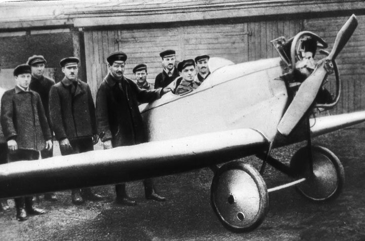 Н.Е.Жуковский, его ученики (первым из них был А.Н.Туполев), опираясь на опыт своей научной и практической работы, овладев научным прогнозированием, поняли, что дальнейшее развитие самолетостроения невозможно без организации научно-исследовательской базы. Так возникла идея создания научного аэрогидродинамического института. С предложением об его организации Н. Е. Жуковский и А.Н.Туполев обратились в Высший совет народного хозяйства к заведующему Научно-техническим отделом (НТО) Н. П. Горбунову. Идея создания института была поддержана В.И. Лениным. Так, в декабре 1918 г. начал свою деятельность единственный в своем роде отраслевой институт – научная база самолетостроения – Центральный аэрогидродинамический институт (ЦАГИ).