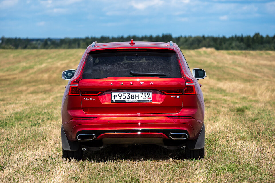 Если раньше заряженные Volvo были действительно безумными по меркам своего времени, и носили индекс R, то теперь он трансформировался в R-Design. Хотя в двухлитровом моторе этой машины больше мощности, чем в прежнем V8, автомобиль очень прост в управлении и не пугает водителя ни при каких обстоятельствах.