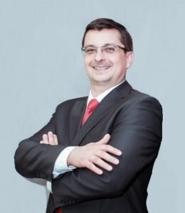Антон Кожемяко, консультант, методолог, эксперт по продажам сложных решений, специалист ТРИЗ четвёртого уровня, автор шести книг, в том числе «ТРИЗ. Решение бизнес-задач», учредитель бизнес-ассоциации ТРИЗ