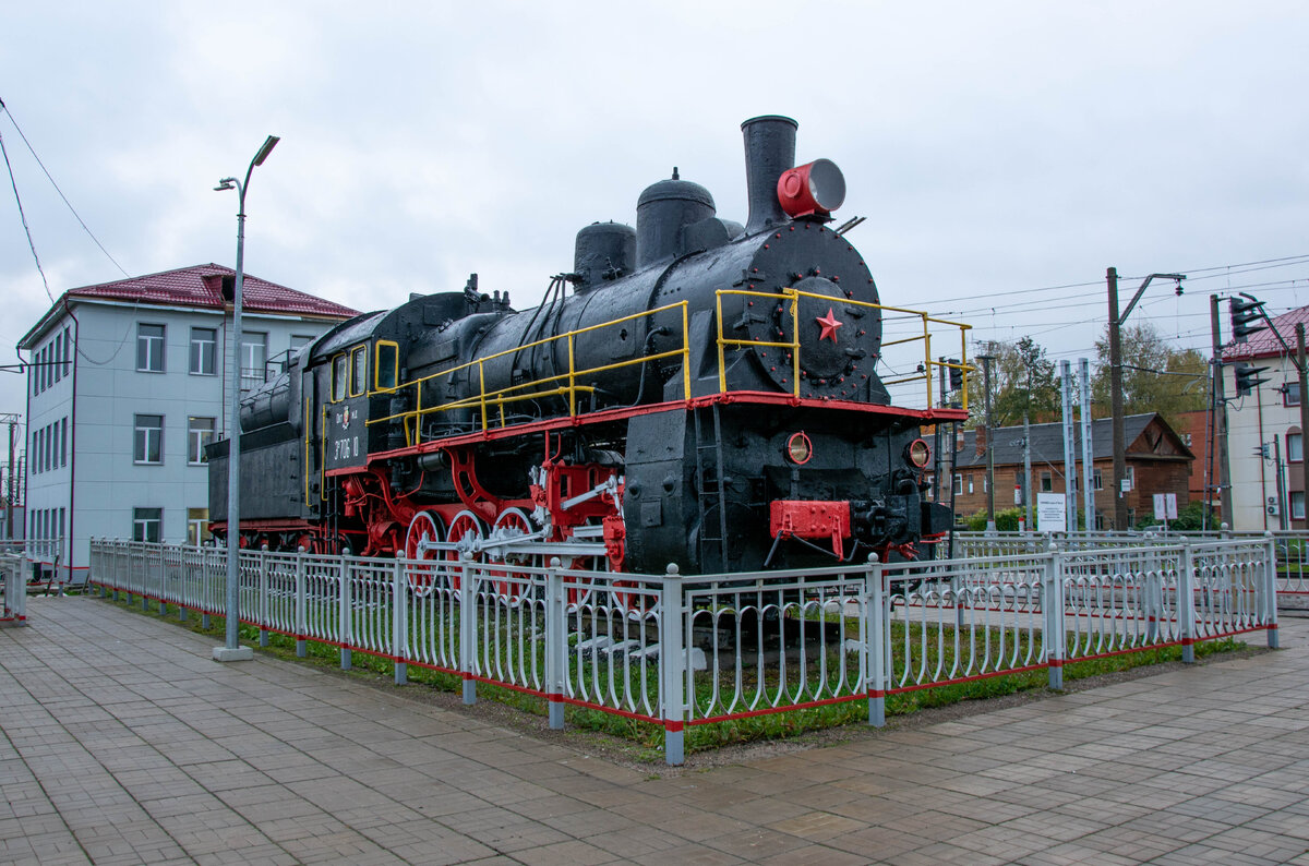 Дом железнодорожника калининград. Паровоз-памятник ЭУ 708-64 Волхов. Паровоз Волхов памятник. Эу708-64. Волховстрой вокзал паровоз.