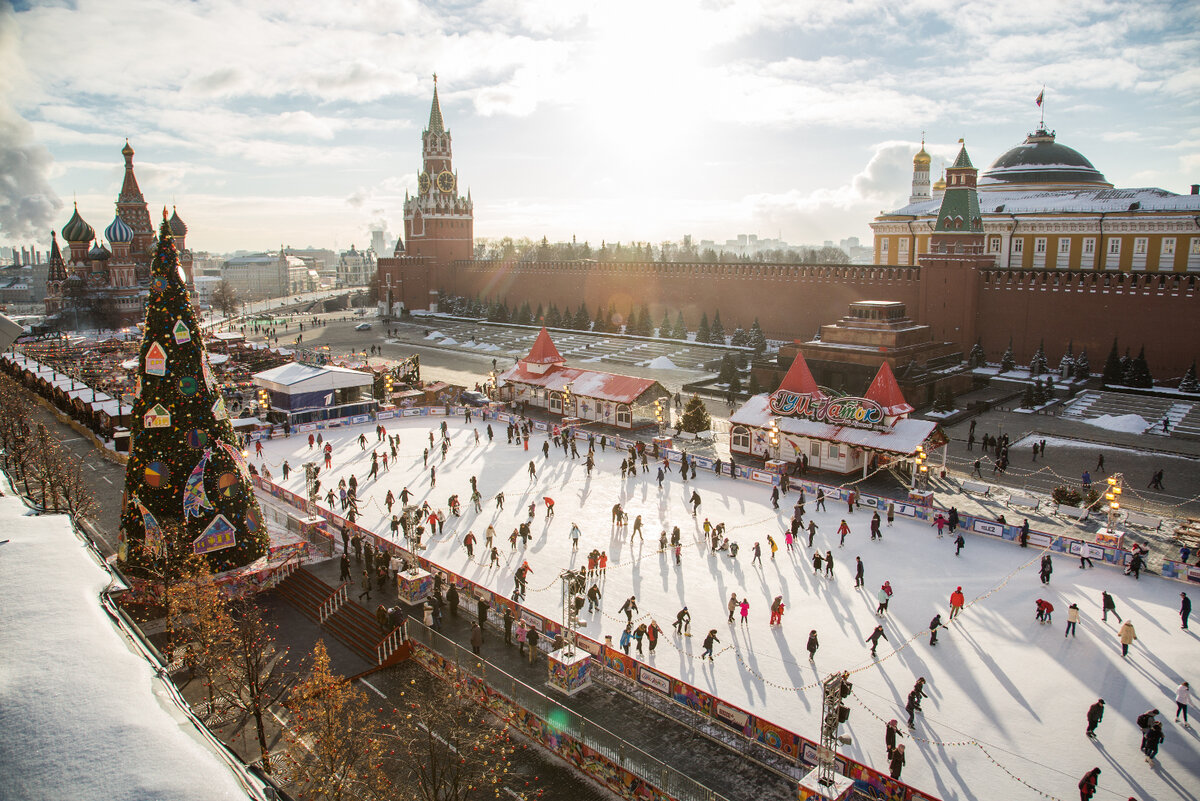 Катков москва. ГУМ-каток на красной площади. Каток в Москве на красной площади. Красная площадь зимой ГУМ каток. Москва зимой ГУМ каток.