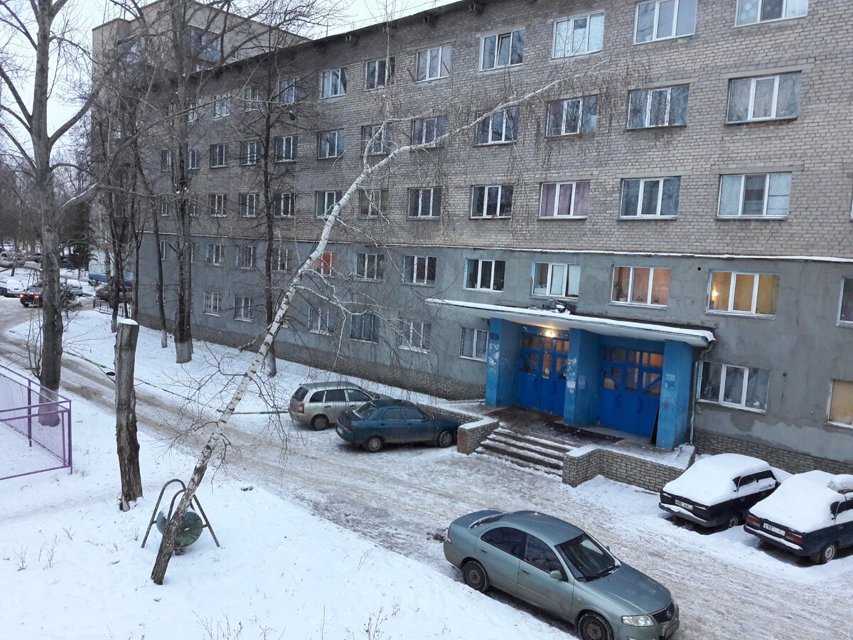 Чтобы было понятно - в этом здании Антон работал юристом..