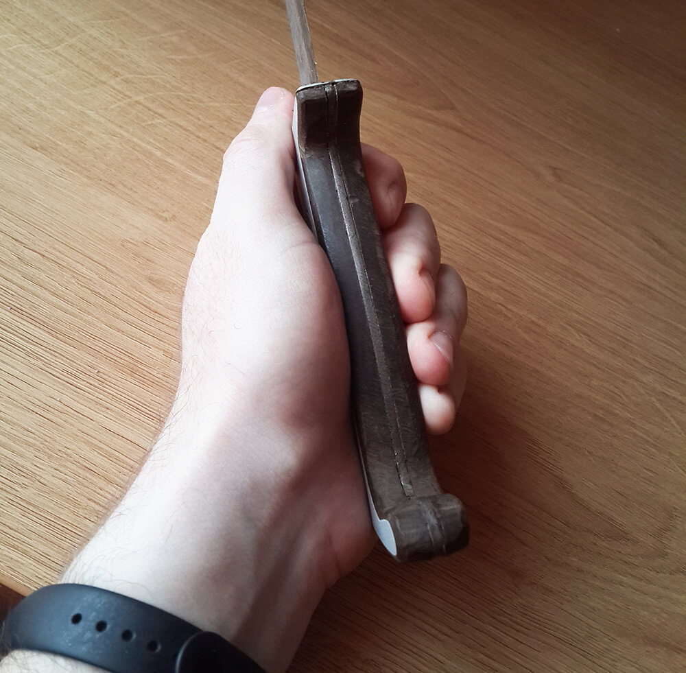 Нож цельнометаллический, в рукояти та же сталь, что на и на клинке.