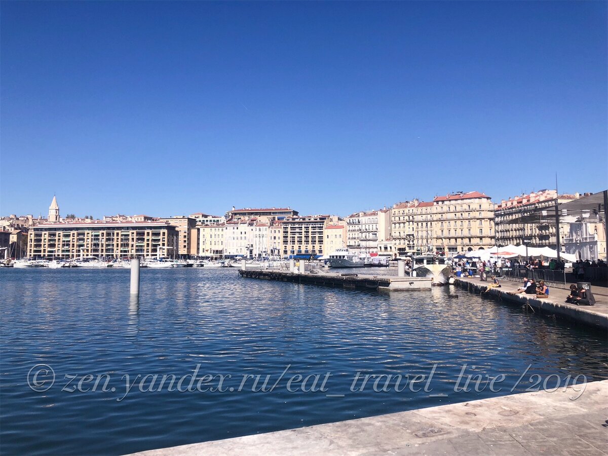 В районе старого порта очень много кафе и ресторанов на любой вкус 