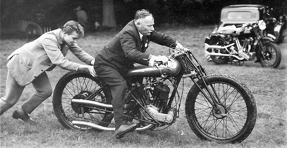 Джорж Браф на своем Brough Superior SS80