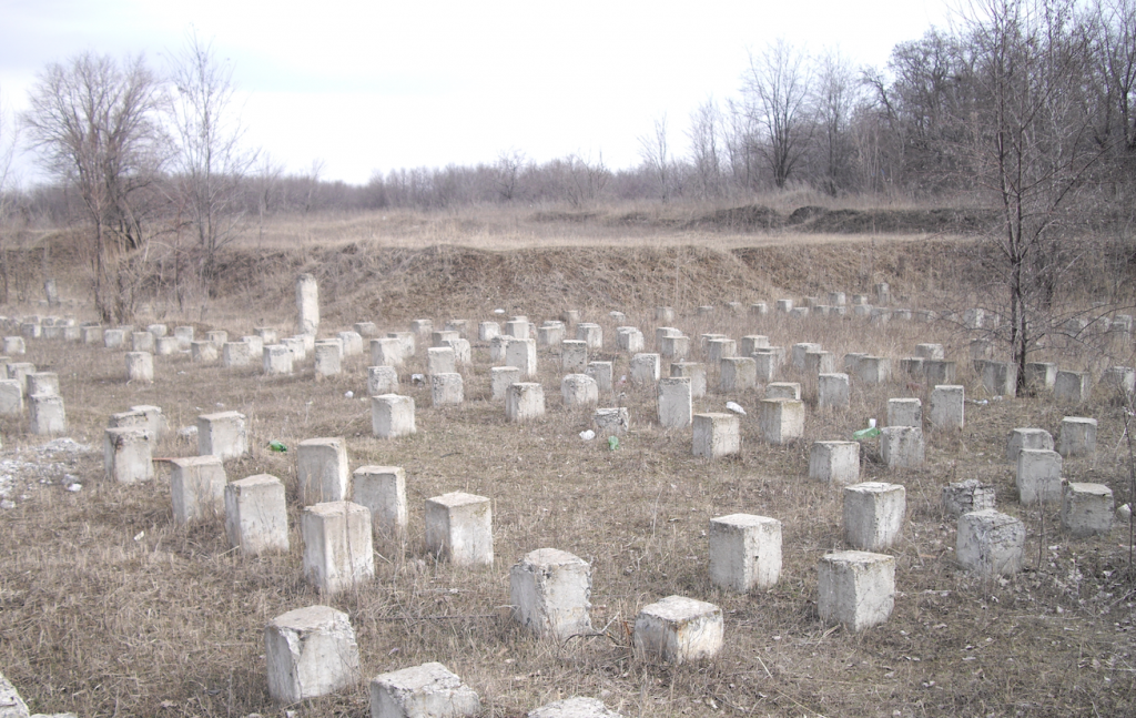 Данный способ подходит когда свайное поле на котором очень маленькие промежутки между самими сваями (как на рисунке), где нельзя использовать экскаватор или кран.