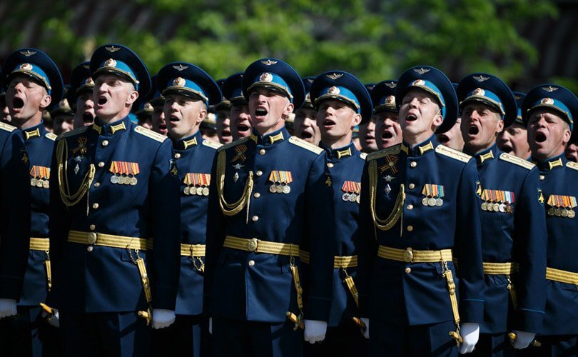 Так на что же все-таки похожа нынешняя парадная форма ВС РФ? Разберемся ...
