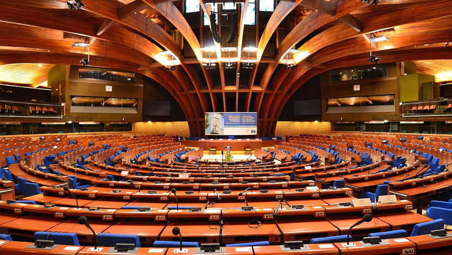 Украина отзывает своего посла при Совете Европы для консультаций из-за возвращения России в ПАСЕ. В пользу решения о возвращении российской делегации в Парламентскую ассамблею СЕ проголосовали 118 из 190 присутствующих парламентариев, 62 высказались против, еще 10 воздержались. Москва обвинила Киев в попытке манипулировать европейскими делегациями для продвижения русофобской повестки. 