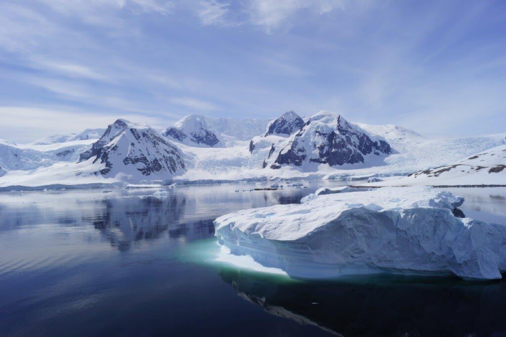 Айсберг около берегов Антарктиды (из личного архива)