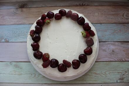 Бисквитный торт с ягодами и творожным сыром