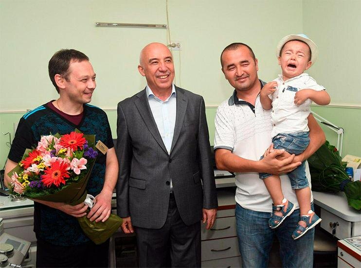 Сергей Тобиас, Алишер Шадманов, двухлетний Умаржон с отцом. Фото Daryo-LIVE