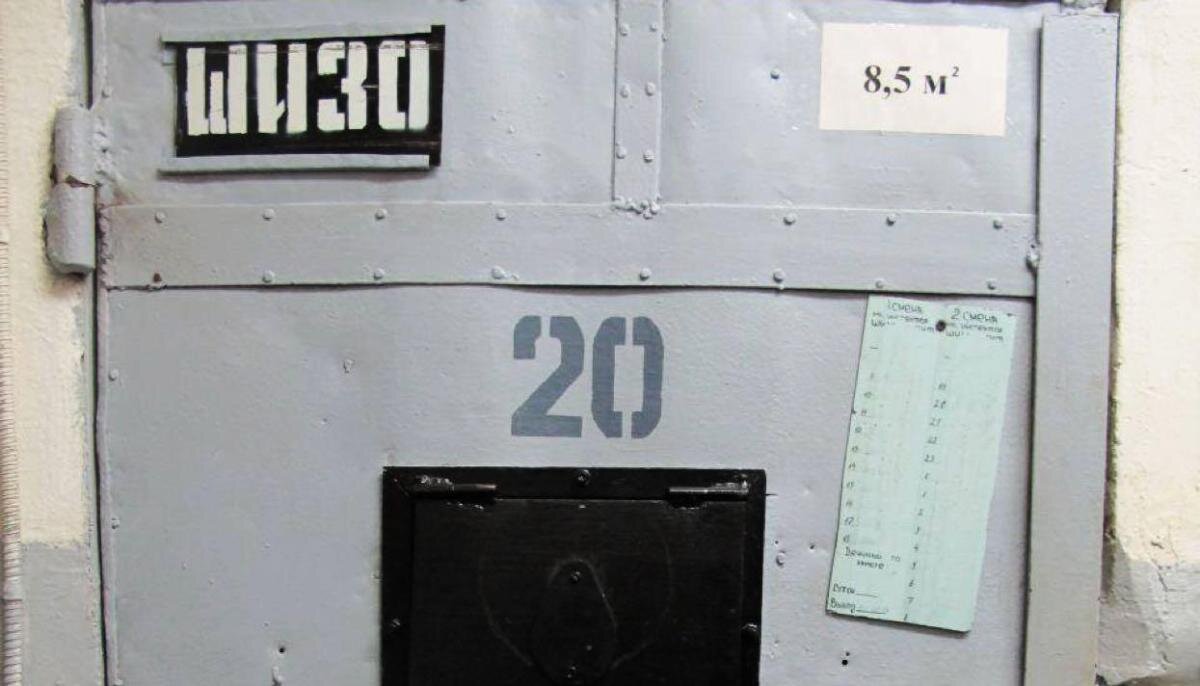  В ШИЗО запрещаются свидания, телефонные разговоры, получение посылок, передач и бандеролей, приобретение каких-либо продуктов, курение, запрещается приносить с собой пищевые продукты и личные вещи, за исключением предметов первой необходимости (зубная паста, туалетная бумага, мыло, полотенце)