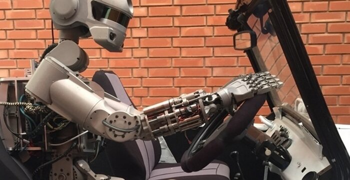 Фёдор гонит с огромной скоростью на тачке