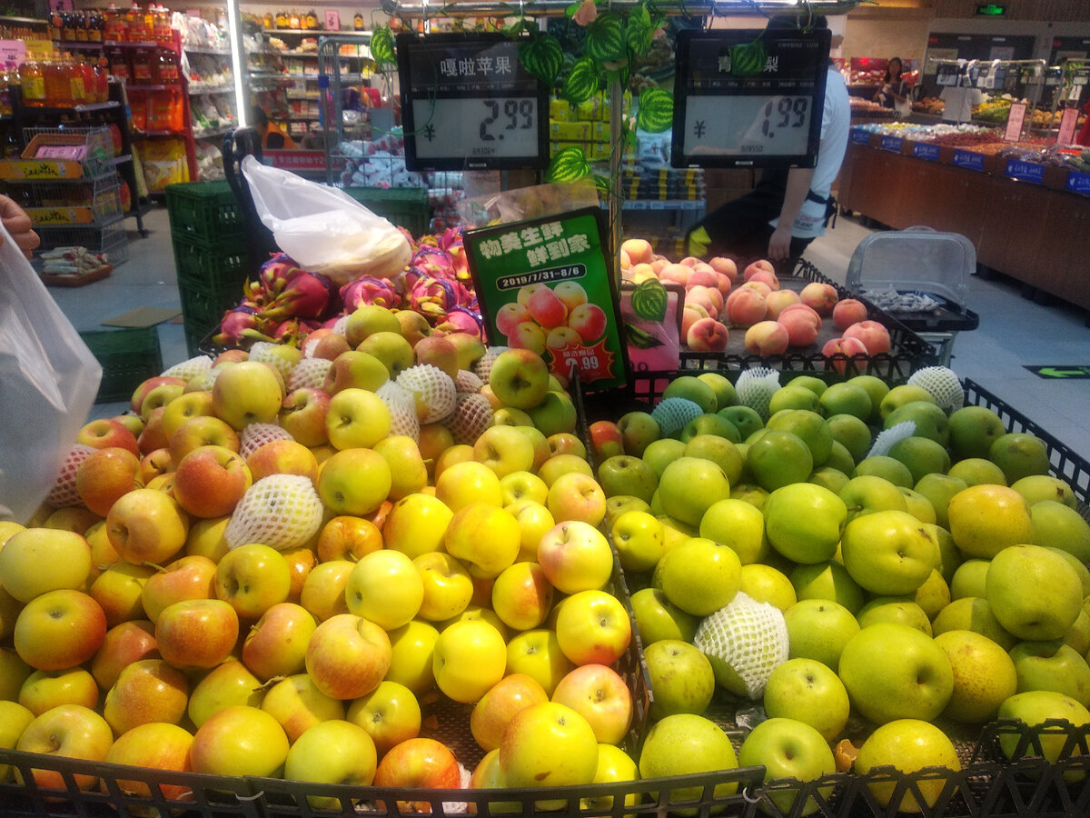 Казалось бы – самый русский продукт на свете. Но нет, в Китае летом яблоки дешевле