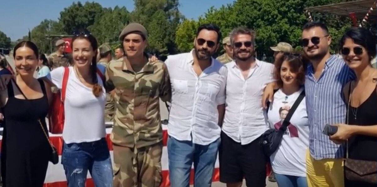 Фото Акына Акынозю с присяги в окружении друзей и семьи