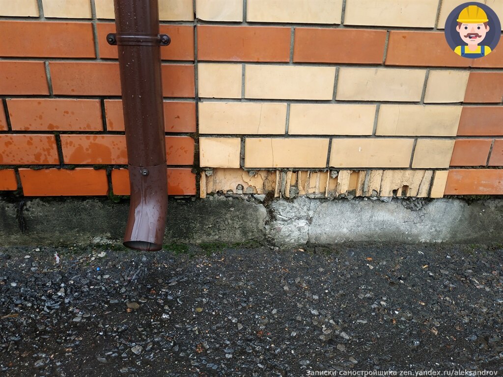 Пример как брызги от отмостки мочат фасад и он постепенно разрушается.