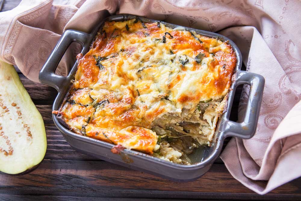 запеканка из баклажанов и кабачков с помидорами и сыром. овощной гратен. греческая мусака с баклажанами. баклажаны с фаршем в духовке. мусака по-гречески.