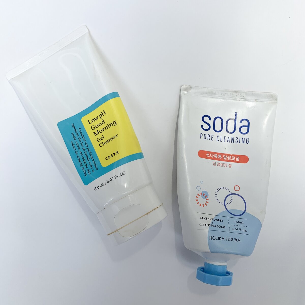 Мои такие разные, но идеальные пенки. Cosrx - для мягкого ежедневного очищения и Holika Holika - для легкого пилинга между пилингом (содержит мелкие частицы, которые массируют и обновляют кожу. В основном использую, когда понимаю, что кожа жирнится и поры забиты - например, после жаркого дня)