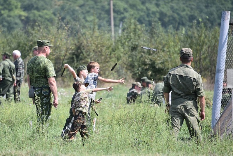 Около тысячи кубанских казаков приняли участие в военно-полевых сборах в Молькино, которые проходят на полигоне с 22 по 24 августа. На традиционные учения отправились и 100 казаков из Усть-Лабинского районного казачьего общества во главе с атаманом Виктором Васильченко и казачата из СОШ № 25 (ст. Воронежская) и Усть-Лабинского социально-реабилитационного центра для несовершеннолетних.
  
Открытие состоялось с традиционного внесения знамени и молебна. Приветствовали казаков глава Кубани Вениамин Кондратьев и вице-губернатор, он же атаман Кубанского Казачьего войска Николай Долуда. Главный казачий атаман отметил, что проведению военно-полевых сборов на регулярной основе предшествовала серьезная подготовка.
– Как кубанское казачье войско мы должны показывать дисциплину, исполнительность и конечно, боевую подготовку. Для этого и проводятся учения подобного масштаба, – сказал Николай Александрович.

На полигоне в день открытия собрались все главы муниципалитетов (за единственным исключением) и немало представителей СМИ. Главы районов представляли свои РКО, а заодно и воспользовались возможностью лично встретиться с губернатором.  После проведения торжественного марша, гостям показали условия, в которых живут казаки и проводили по огневым и учебным точкам. Затем на территории лагеря прошли боевые учения. Казаки продемонстрировали свои умения в стрельбе, тактической, инженерной, военной топографии и ориентировании на местности. 

Тем самым «единственным исключением», не явившимся на полигон, стал и.о. главы Усть-Лабинского района Алексей Гедзь. Не было, говорят, даже его заместителя по казачеству. Странное демонстративное пренебрежение мероприятием краевого масштаба, да еще и с участием губернатора. Возможно, Алексей Алексеевич за что-то впал в немилость у Вениамина Ивановича и его не пригласили, или таким протестным образом показал свое отношение к кубанскому казачеству?   Впрочем, мероприятие прошло «на ура» и без руководства Усть-Лабинского района. Казаки показали губернатору свой «палаточный» городок, кухню и, конечно же, военное мастерство. 

Стоит напомнить, что военно-полевые сборы проводятся на протяжении 12 лет во всех девяти казачьих отделах Кубанского казачьего войска. Ежегодно в них принимают участие от 5 до 7 тысяч казаков и до 2,5 тысяч казачьей молодежи. Взрослые казаки получают возможность вспомнить свое армейское прошлое, не служившие – набраться опыта, а для молодых это отличная подготовка перед службой в армии. 