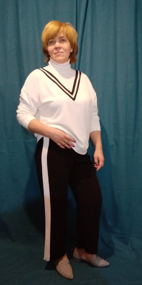 Лампасы на брюках зрительно сужают бедра, а V образный рисунок вытягивает верх.