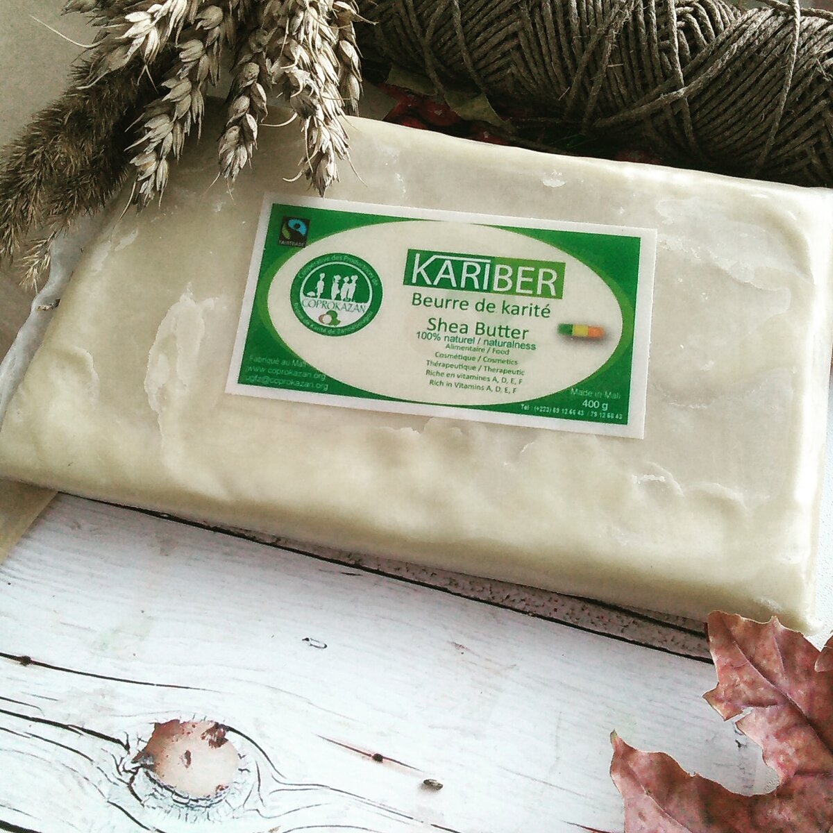 Масло ши

Для изможденной кожи лица масло ши для – настоящая находка. Его уникальный состав буквально возвращает к жизни сухую дерму. Нейтральные жиры триглицериды обеспечивают клетки питанием и местным иммунитетом.

Благодаря этому кожа полностью оздоравливается: постепенно проходят такие заболевания, как экзема, псориаз или дерматоз.

Комплекс олеиновой, стеариновой и пальмитиновой кислота защищает кожу от высыхания и обезвоживания.  При регулярном использовании выравнивается цвет лица, разглаживаются мелкие морщины и растяжки. Укрепляется контур лица, начинается самомобновление в глубоких слоях дермы.

Масло ши снимает воздействие сильных морозов, ветра и солнечного излучения. Заживляет порезы и ссадины, снимает воспаления и аллергию от укусов насекомых

Мыло с нуля с добавлением масла ши уже доступно для продажи

Для заказа пишите в директ или звоните по номеру телефона 89503255550
