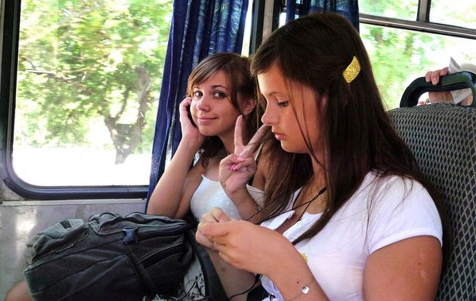 Фото красивых девушек в автобусе