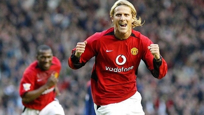 
Следующим в нашем списке идёт известный и выдающийся нападающий Диего Форлан. В течение своей длительной карьеры он объездил практически весь мир и зачастую показывал себя с наилучшей стороны. Пиком карьеры уругвайца стал Чемпионат Мира 2010 года, где его национальная команда сенсационно пробилась в полуфинал. Форлан же был не только сильнейшим игроком сборной Уругвая, а ещё и получил приз «Лучшему футболисту» и «бомбардиру» мундиаля. Однако, в одной команде Диего всё же не заиграл, и это был «Манчестер Юнайтед». Прекрасно проявив себя в «Индепендьенте», он привлёк внимание английских клубов. В январе 2002 года уругваец практически стал игроком «Мидлсбро», но в самый последний момент появились статусные «красные дьяволы», да ещё и предложили более выгодный контракт. Фергюссон позволил Форлану дебютировать уже через несколько дней, а всего до конца сезона Диего провёл 18 матчей, но не отличился ни разу. Несмотря на это, Сэр Алекс доверял ему в течение двух с половиной лет, и без малого 100 матчей в футболке «манкунианцев» - лучшее тому подтверждение. Тем не менее, Форлан зачастую выглядел бледно и никак не мог влиться в отлаженный механизм команды. Как показала дальнейшая карьера Диего, он просто не был создан для выступлений за «Манчестер Юнайтед».
