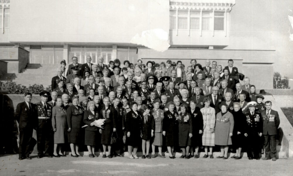 Фото: https://archive-bryansk.ru. Встреча ветеранов 50-й Армии в годовщину 50-летия освобождения Брянщины от немецко-фашистских захватчиков. Брянск, возле кинотеатра «Дружба», 1988 г.
