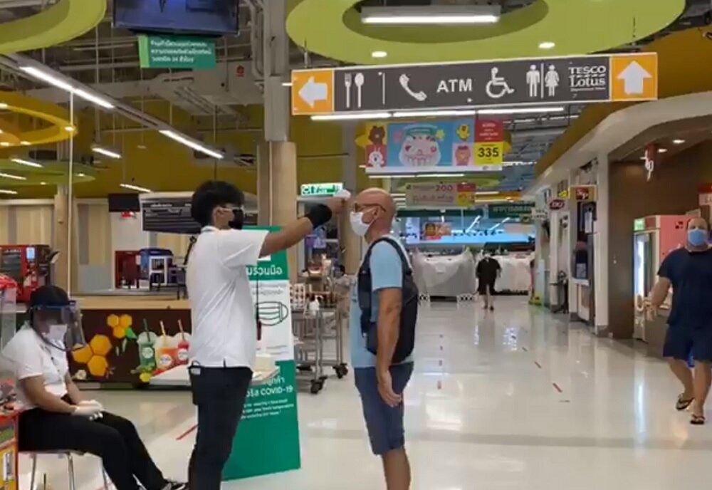 Таиланд. Пхукет разделен на две зоны, в чужой район проехать нельзя. На входе в магазин проверяют температуру.