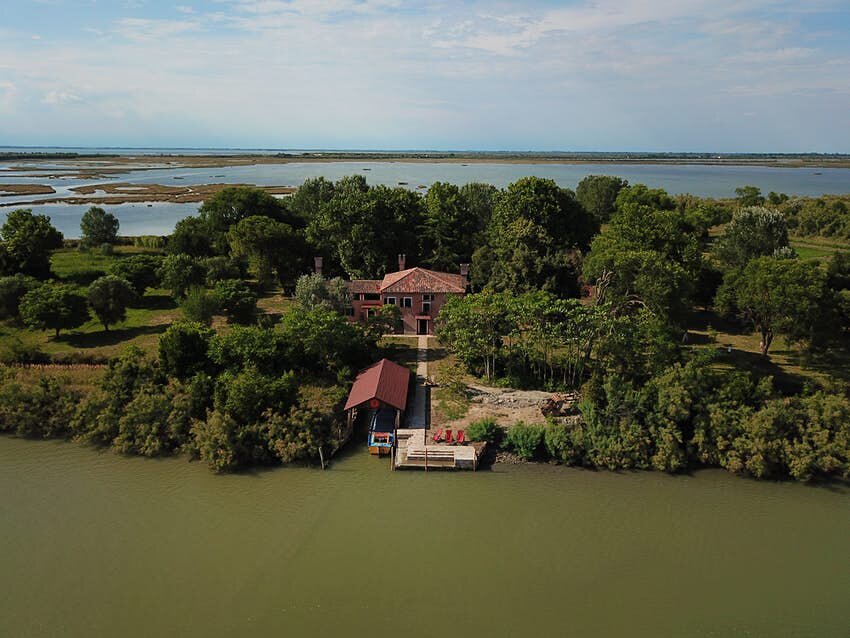 Источник: https://www.lonelyplanet.com/articles/venice-italy-private-island-airbnb