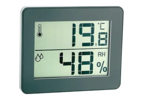 Сверху температура воздуха, ниже влажность.