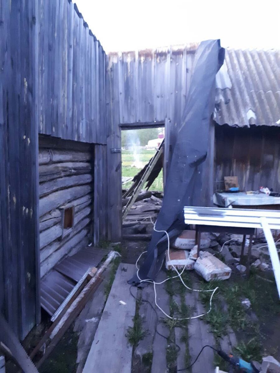Справа предбанник, дальше сарай и конюшня (два последних строения мы снесли) 2017 год