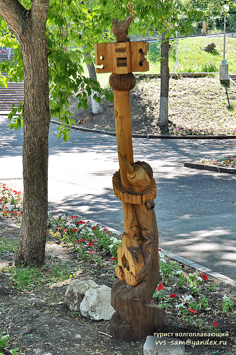 Олег Емельянов (Самара) – автор композиции Буратино с золотым ключиком при участии воробья. Фото 06.07.2014.