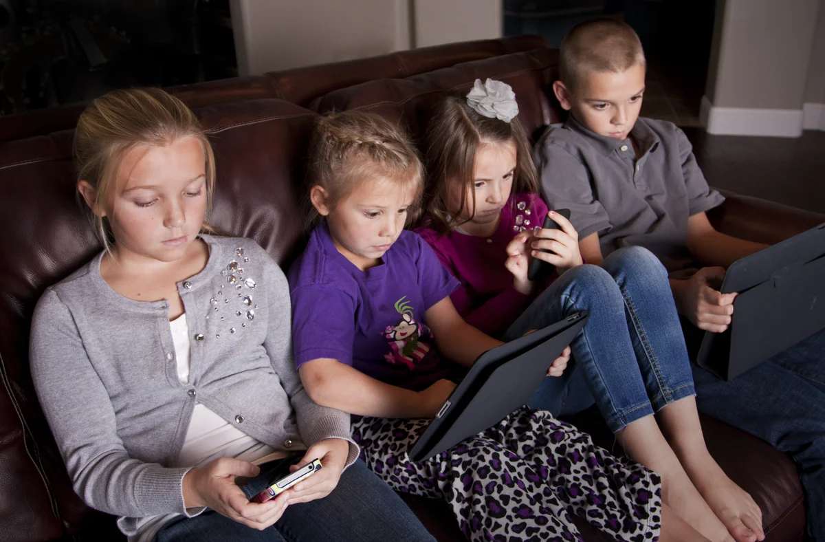 Современные дети и гаджеты. Ребенок со смартфоном. Ребенок с телефоном. Дети родители гаджеты.