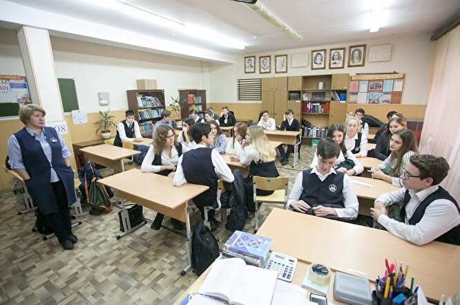 И как учителю успеть всё сделать - и класс проветрить, и отметки выставить, и в другой кабинет перебежать? Источник: znak.com