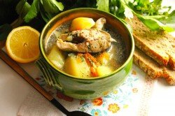 ПОШАГОВОЕ ПРИГОТОВЛЕНИЕ

ШАГ 1:
Как приготовить вкусную уху из форели в казане на костре? Если у вас свежевыловленная рыба, то очистите её от чешуи, удалите внутренности и обязательно жабры. Жабры придают горечь, а из головы мы будем варить бульон. Если у вас замороженная покупная форель, то разморозьте рыбу при комнатной температуре.
ШАГ 2:
Отрежьте голову, хвосты и плавники, они пойдут для приготовления бульона. Остальную тушку нарежьте порциями по 2-3 сантиметра, как на фото.
ШАГ 3:
Подготовьте картофель, морковь и лук. Если вы хотите получить суп погуще, то возьмите немного больше картофеля.
ШАГ 4:
Очистите все овощи от кожуры и ополосните под проточной холодной водой.
ШАГ 5:
Разожгите костёр, поставьте чистый казан прогреться. Затем налейте в казан около 2х литров воды. Закиньте голову, хвост и плавники в воду.
ШАГ 6:
Пока вода в казане закипает, подготовьте овощи. Картофель нарежьте произвольно.
ШАГ 7:
Лук и морковь нашинкуйте не очень большими кусочками.
ШАГ 8:
В момент закипания в казане образуется пена, снимите её с помощью большой ложки, посолите бульон по вкусу. Уберите пару горящих полешек из-под казана, чтоб бульон сильно не булькал и варите голову с плавниками около 10 минут.
ШАГ 9:
С помощью шумовки выньте рыбу из бульона.
ШАГ 10:
Огонь под казаном увеличьте, подкиньте дров. Отправьте картофель в бульон.
ШАГ 11:
После закипания добавьте в казан морковь и лук. После повторного закипания, уменьшите пламя и накройте казан крышкой. Варите до готовности картошки. Вам потребуется примерно 15-25 минут, зависит от сорта картофеля.
ШАГ 12:
В это время зелень нарежьте мелко.
ШАГ 13:
Когда картофель и овощи будут готовы, закиньте в казан кусочки форели. Поддерживайте огонь таким, чтобы бульон постоянно слегка кипел.
ШАГ 14:
Варите уху ещё около 5-10 минут. В конце приготовления забросьте в казан зелень и подержите уху с открытой крышкой около минуты- двух, чтобы суп напитался ароматами костра.
ШАГ 15:
При подаче посыпьте рыбный суп молотым душистым перцем и выдавите сок лимона по желанию.