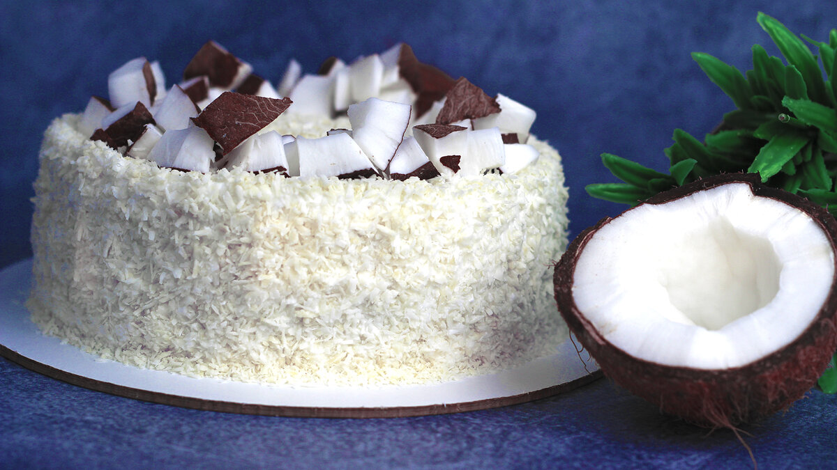 Бисквитный торт Рафаэлло с кокосовой стружкой, сгущёнкой и маскарпоне