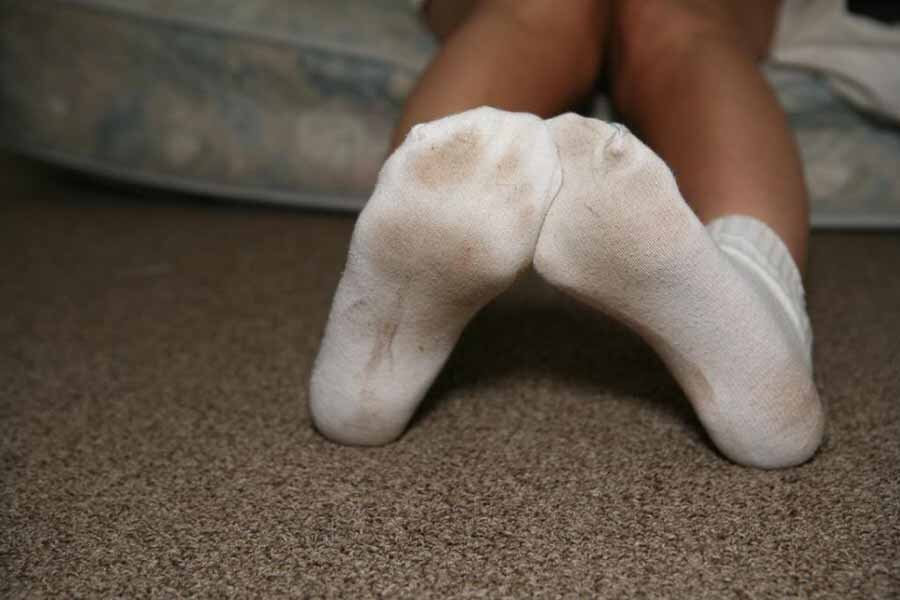 Почему носки воняют. Грязные белые носки. Грязные носочки на ножках.