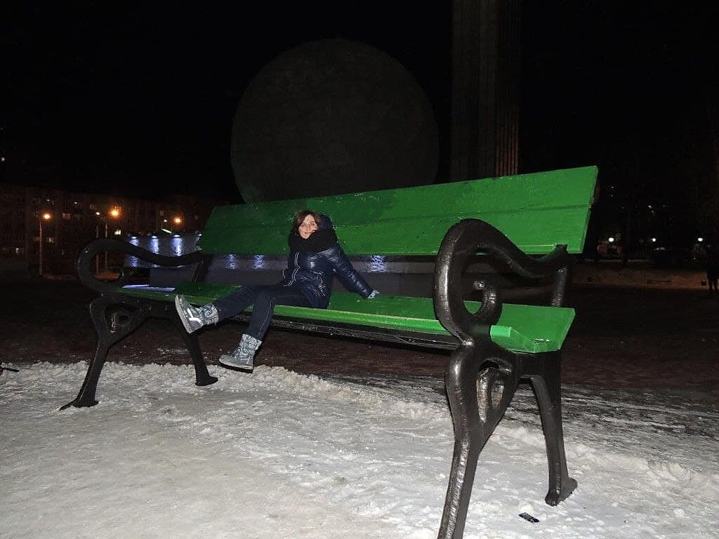 Не фотошоп)) Такая огромная лавочка.