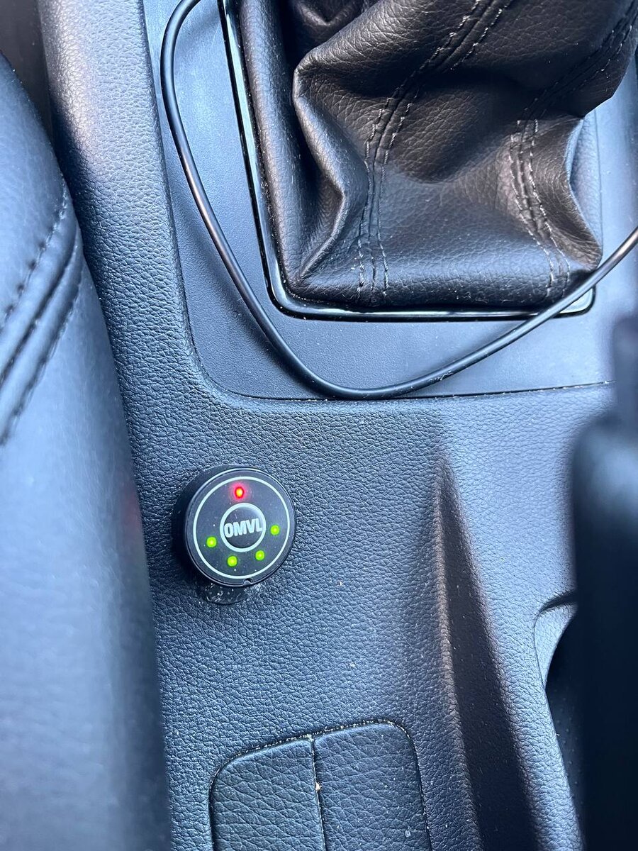 Кнопка на центральной консоли. Удобное расположение да и дополняет саму консоль.