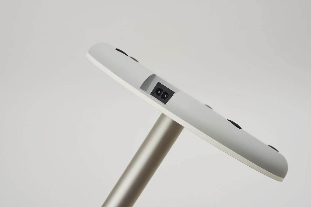 Вентилятор Smartmi Standing Fan 2 удобен тем, что может работать как от розетки, так и от аккумулятора. Заряда аккумулятора хватает на 20 часов 