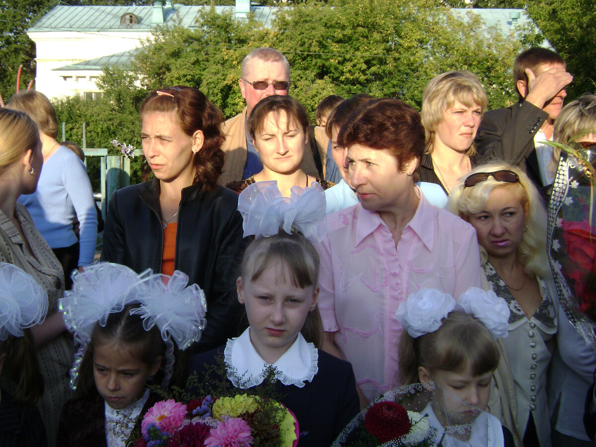 Моя дочь "первый раз- в первый класс"(1.09.2008). - на переднем плане в центре.