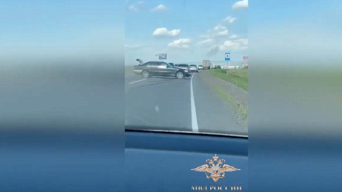     В Хакасии 32-летний пьяный водитель, скрываясь от погони, врезался в автобус, но не остановился и помчал дальше. Сотрудникам полиции пришлось применить оружии, чтобы утихомирить гонщика.