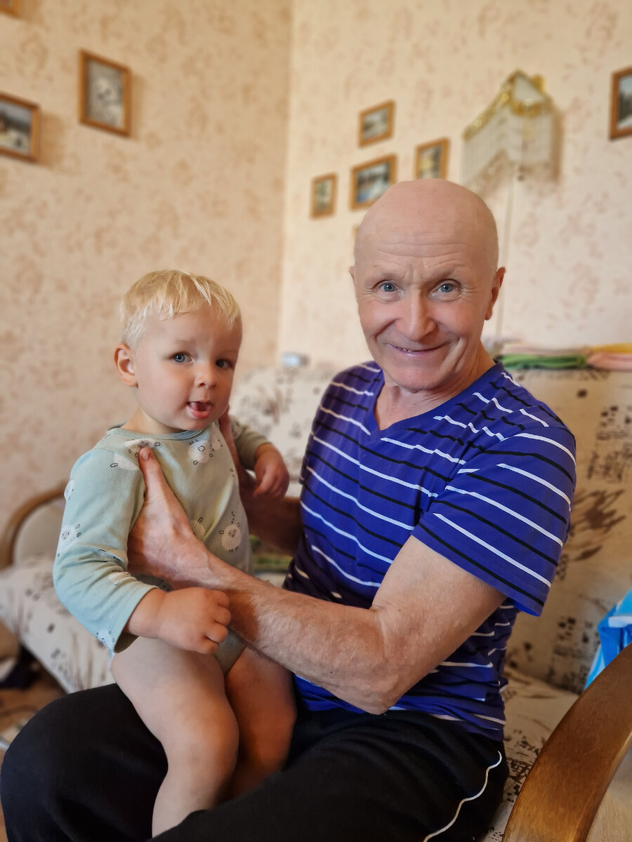Мой папа развлекает Гришку, есть сходство? 😀