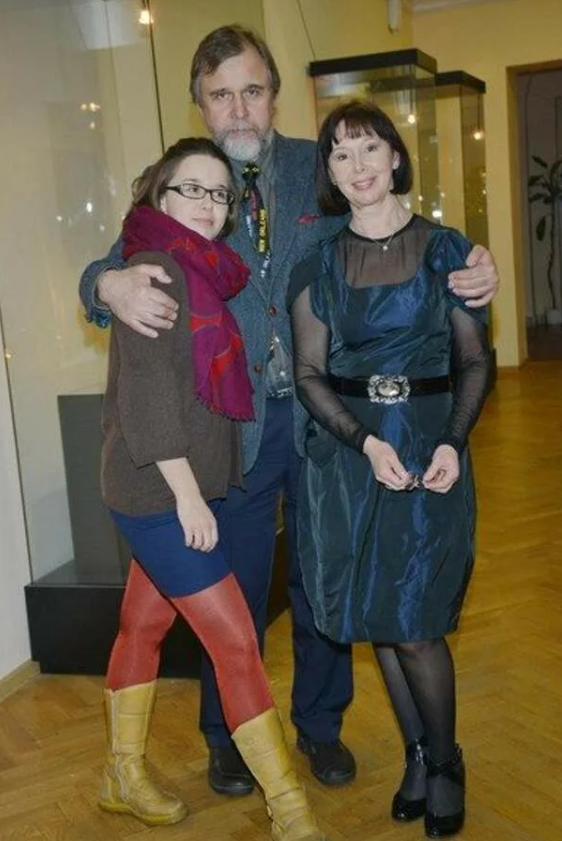 Евгении Симоновой на сегодняшний день 68 лет, и она до сих пор выходит на сцену любимого ею театра. И все же 13 лет борьбы со страшной болезнью дают о себе знать.-10