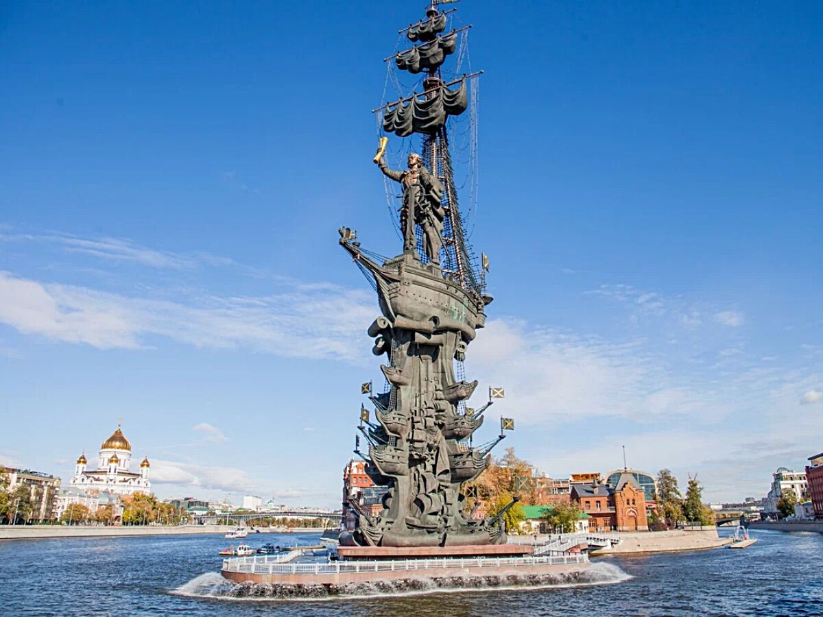 Первая статуя. Зураб Церетели памятник Петру. Памятник Церетели в Москве Петру первому. Статуя Петра в Москве Церетели. Памятник Петру 1 в Москве и Колумбу Церетели.