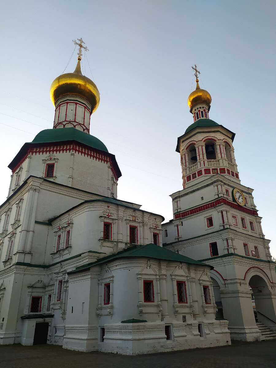 Никольский собор был построен тщанием Патриарха Адриана и в 1700 году им же освящен /фото автора