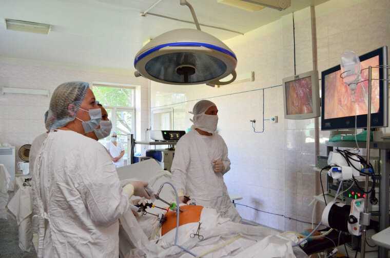    Мужчине удалили отверстие в брюшине и гигантскую грыжу за одну операцию